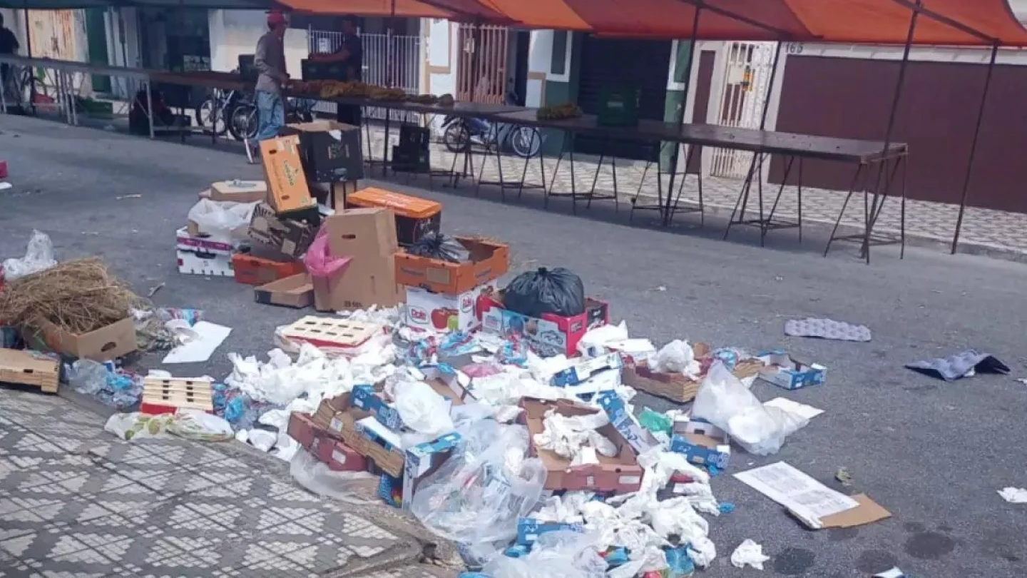 Moradores reclamam de sujeira e mau cheiro após feira em Taubaté