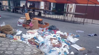 Moradores reclamam de sujeira e mau cheiro após feira em Taubaté Moradores reclamam de sujeira e mau cheiro após feira em Taubaté