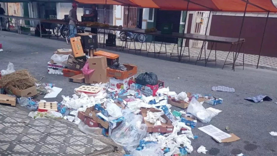Moradores reclamam de sujeira e mau cheiro após feira em Taubaté Moradores reclamam de sujeira e mau cheiro após feira em Taubaté