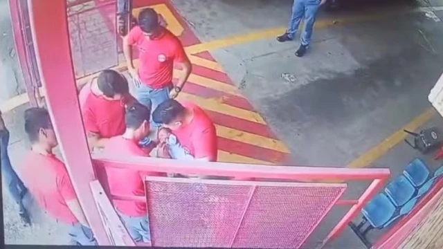 Bombeiros salvam bebê engasgado após pais pedirem socorro no quartel, em Taubaté
