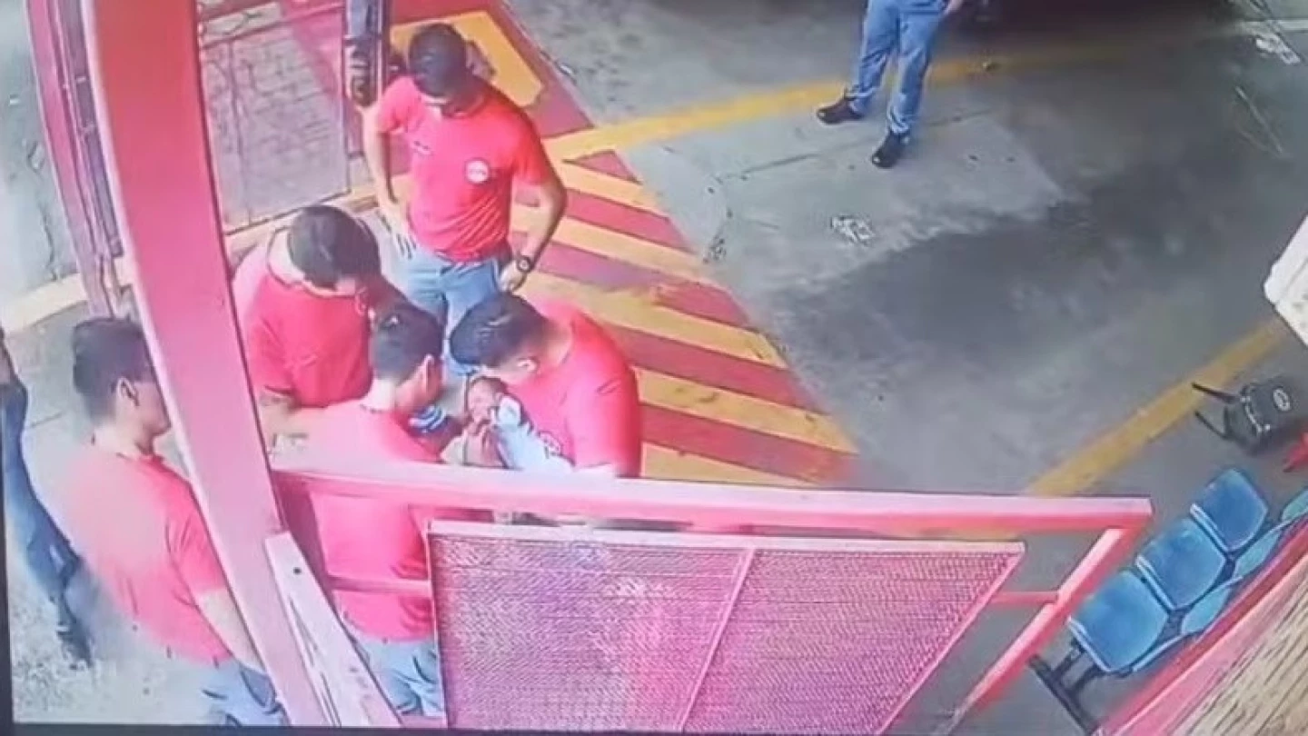 Bombeiros salvam bebê engasgado após pais pedirem socorro no quartel, em Taubaté
