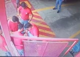 Bombeiros salvam bebê engasgado após pais pedirem socorro no quartel, em Taubaté