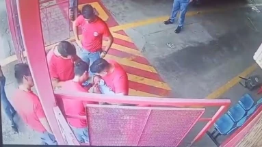 Taubaté: Bombeiros salvam bebê engasgado após pais pedirem socorro no quartel, em Taubaté