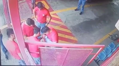Bombeiros salvam bebê engasgado após pais pedirem socorro no quartel, em Taubaté Bombeiros salvam bebê engasgado após pais pedirem socorro no quartel, em Taubaté