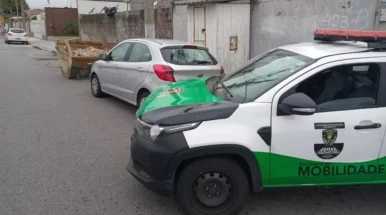 Agentes de trânsito recuperam carro furtado em Taubaté Agentes de trânsito recuperam carro furtado em Taubaté