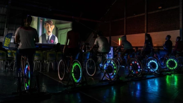 Taubaté recebe cinema sustentável movido por bicicletas