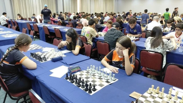 Aluna de 13 anos da rede municipal de Taubaté conquista bronze em competição internacional de xadrez