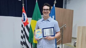 Professor da rede municipal é homenageado por projeto de linguagem musical com alunos de creche