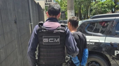 GCM prende foragido da Justiça em terreno na avenida Charles Schnneider GCM prende foragido da Justiça em terreno na avenida Charles Schnneider