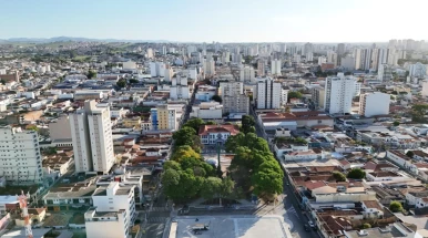 Praça Monsenhor Silva Barros é inaugurada com plantio de árvores após revitalização Praça Monsenhor Silva Barros é inaugurada com plantio de árvores após revitalização