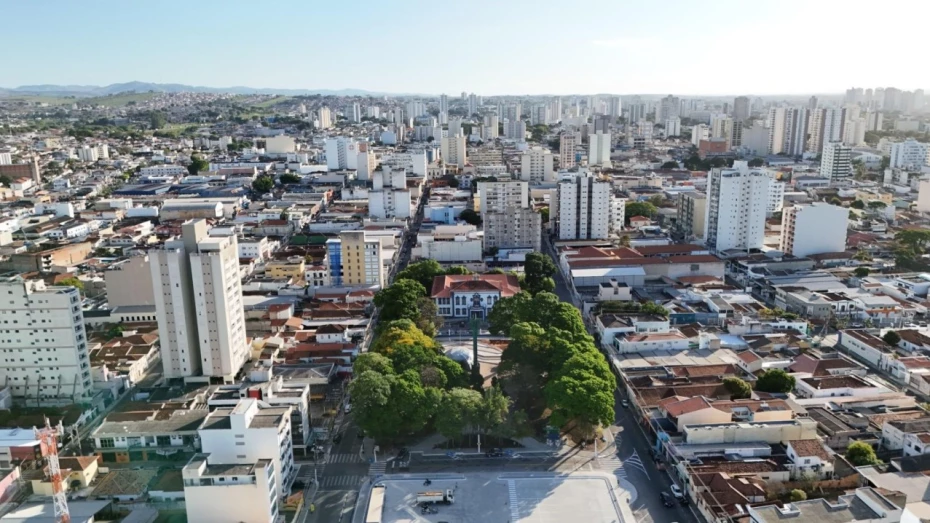 Praça Monsenhor Silva Barros é inaugurada com plantio de árvores após revitalização Praça Monsenhor Silva Barros é inaugurada com plantio de árvores após revitalização