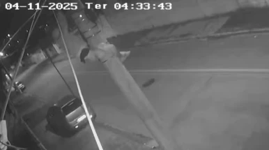 Homem escala poste de energia e furta fiação elétrica em Taubaté