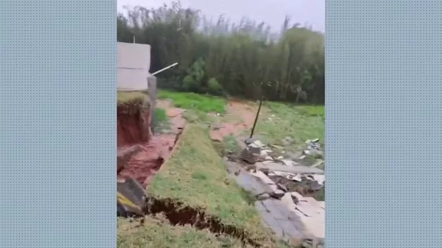 Chuva derruba muro de condomínio em Taubaté