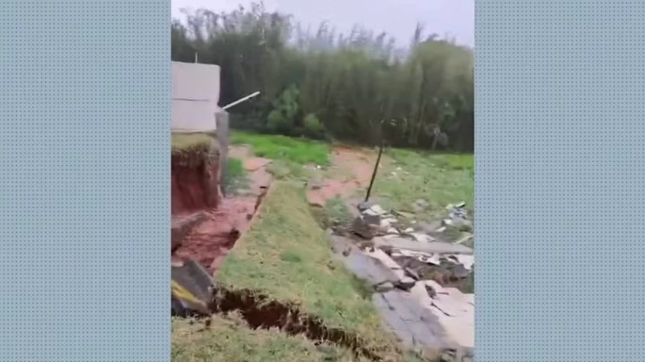 Chuva derruba muro de condomínio em Taubaté