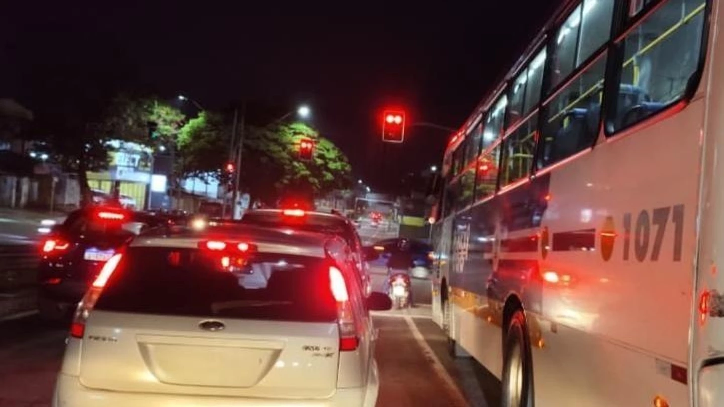 Semáforos no bairro Independência passam a funcionar com amarelo intermitente durante a madrugada, em Taubaté