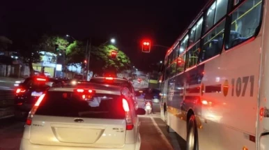 Semáforos no bairro Independência passam a funcionar com amarelo intermitente durante a madrugada, em Taubaté