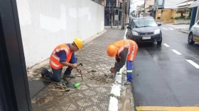 Prefeitura realiza manutenção de calçadas da região central de Taubaté