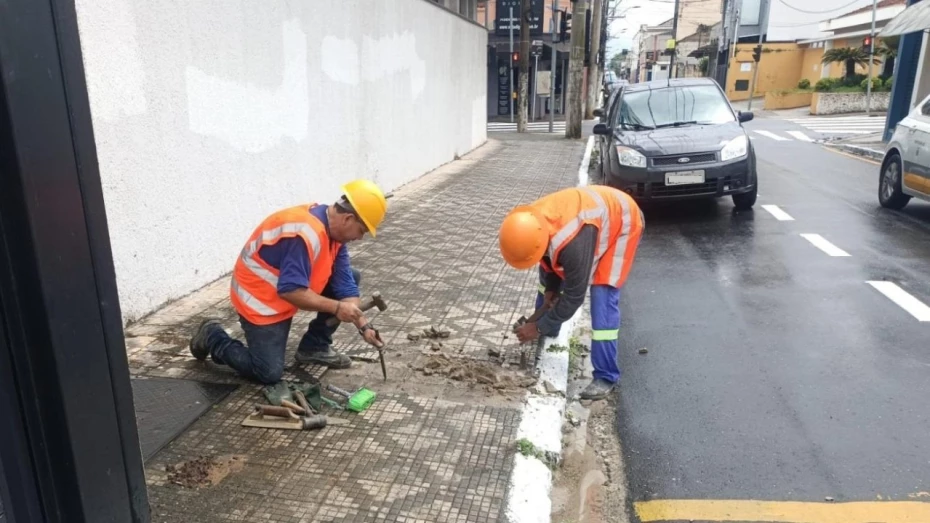Prefeitura realiza manutenção de calçadas da região central de Taubaté