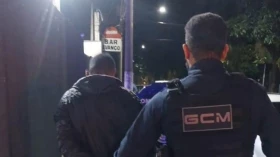GCM de Taubaté prende suspeito de furto de fiação após ação flagrada por câmeras do CGI