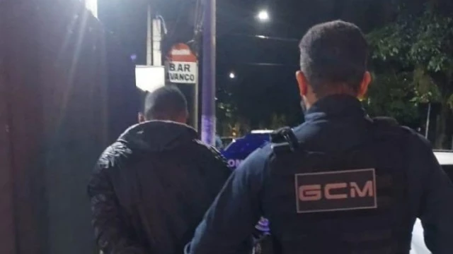 GCM de Taubaté prende suspeito de furto de fiação após ação flagrada por câmeras do CGI