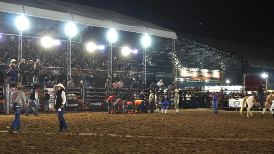  Peão é atingido por touro e precisa de atendimento médico em rodeio em Taubaté