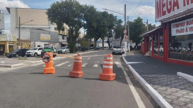 Avenida Juca Esteves é parcialmente interditada por risco em construção particular