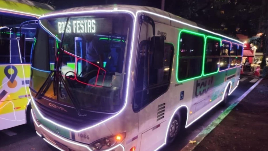 Ônibus do transporte coletivo circulam com iluminação natalina em Taubaté