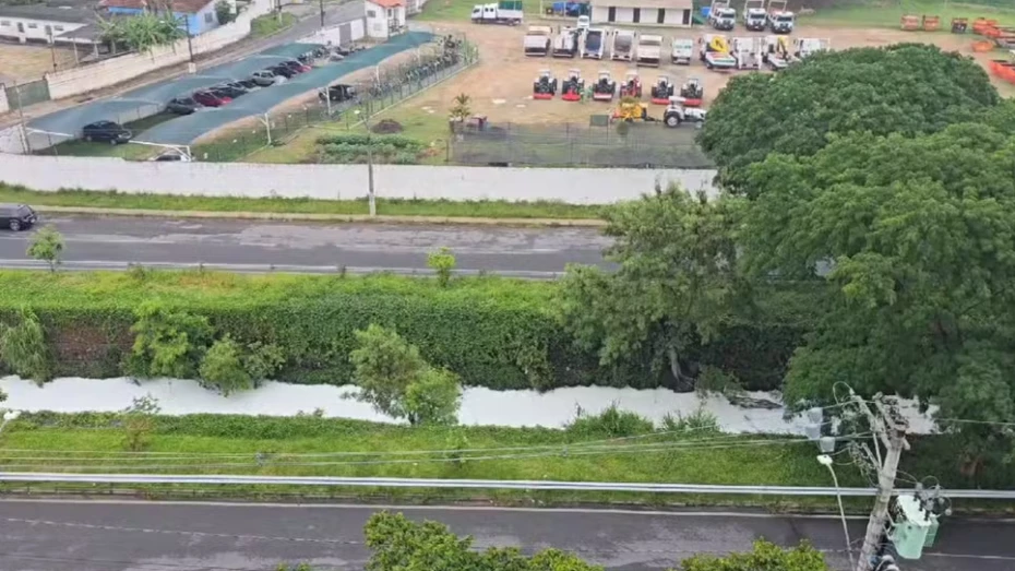 Produto químico de indústria vaza em córrego e água fica tingida de branco em Taubaté