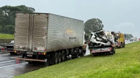 Quatro pessoas ficam feridas em engavetamento entre duas carretas e um carro na Via Dutra