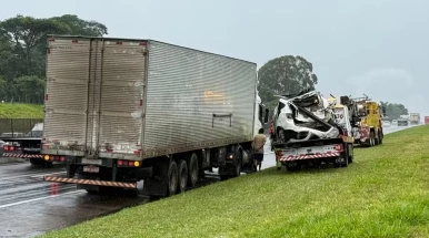 Quatro pessoas ficam feridas em engavetamento entre duas carretas e um carro na Via Dutra