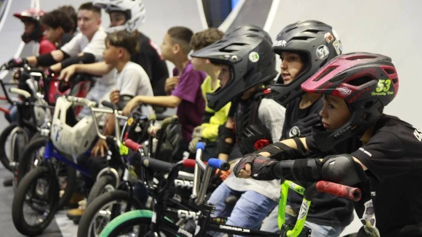 Caravana Esportiva leva crianças do Projeto Esperança para vivência no BMX Freestyle