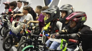Taubaté: Caravana Esportiva leva crianças do Projeto Esperança para vivência no BMX Freestyle
