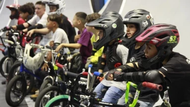 Taubaté: Caravana Esportiva leva crianças do Projeto Esperança para vivência no BMX Freestyle