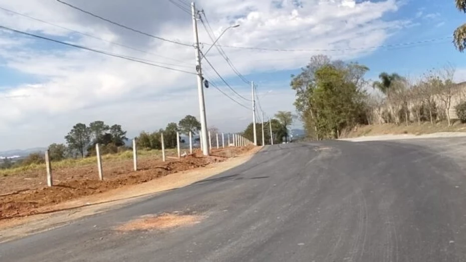 Motociclista morre ao colidir com carro na zona rural de Taubaté