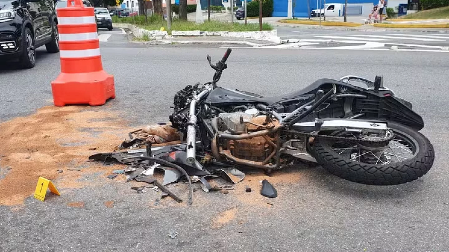 Motociclista colide com carro e fica ferido em Taubaté