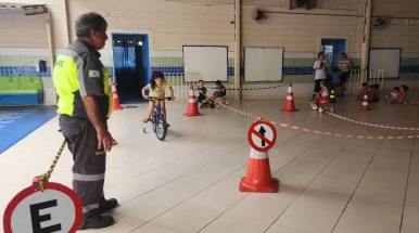 Escola de Trânsito leva diversão e conscientização a crianças na Educação Infantil