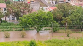 Rodovia Oswaldo Cruz fica alagada após chuva e Taubaté registra estragos