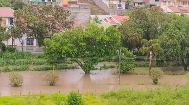 Rodovia Oswaldo Cruz fica alagada após chuva e Taubaté registra estragos