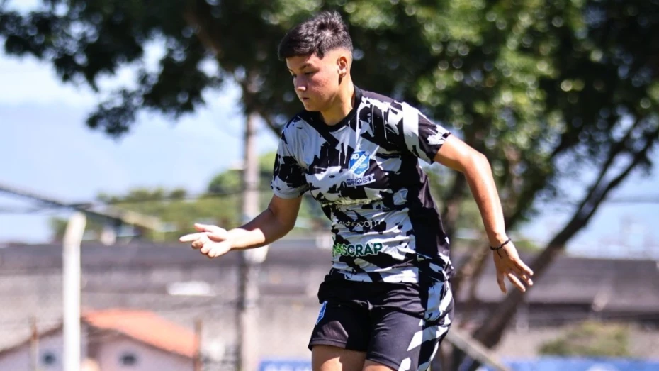 Cria da base, Ana Júlia seguirá na AD Taubaté 