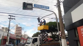 Prefeitura de Taubaté inicia implantação de placas de identificação de vias em semáforos da cidade