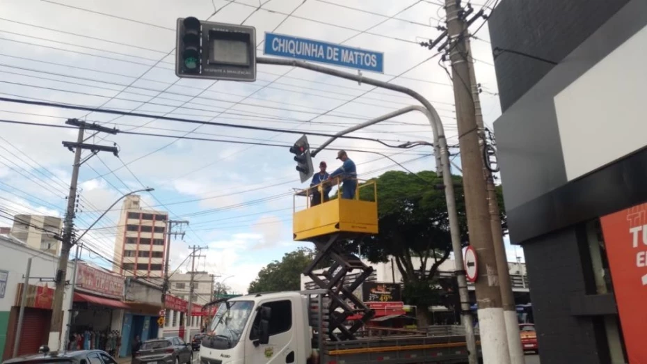 Prefeitura de Taubaté inicia implantação de placas de identificação de vias em semáforos da cidade