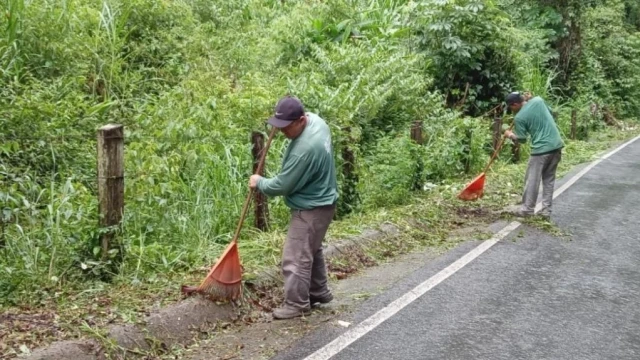 Prefeitura realiza serviços de roçada na Estrada do Macuco, zona rural de Taubaté