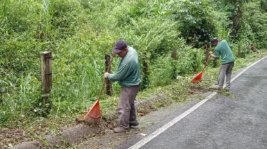 Prefeitura realiza serviços de roçada na Estrada do Macuco, zona rural de Taubaté
