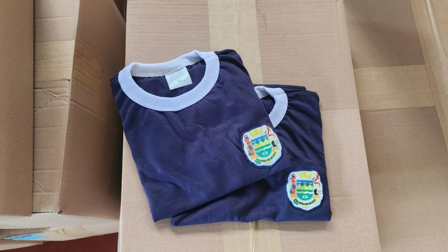 Prefeitura realiza entrega de uniformes e materiais escolares para ano letivo na rede municipal