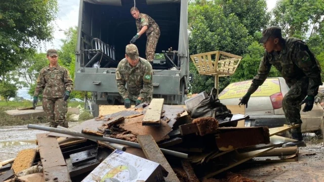 Militares do Exército auxiliam na limpeza de áreas atingidas por chuva em Taubaté