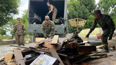 Militares do Exército auxiliam na limpeza de áreas atingidas por chuva em Taubaté