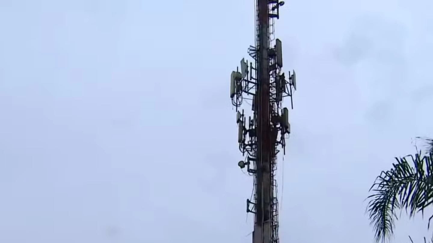 Torre de telefonia pega fogo em Taubaté na noite deste domingo (8)