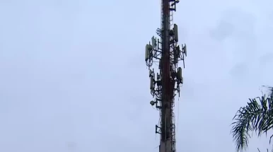 Torre de telefonia pega fogo em Taubaté na noite deste domingo (8)