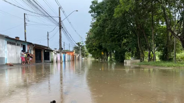 Bairro Santa Tereza, em Taubaté, segue com ruas alagadas após córrego transbordar durante temporal