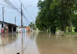 Bairro Santa Tereza, em Taubaté, segue com ruas alagadas após córrego transbordar durante temporal
